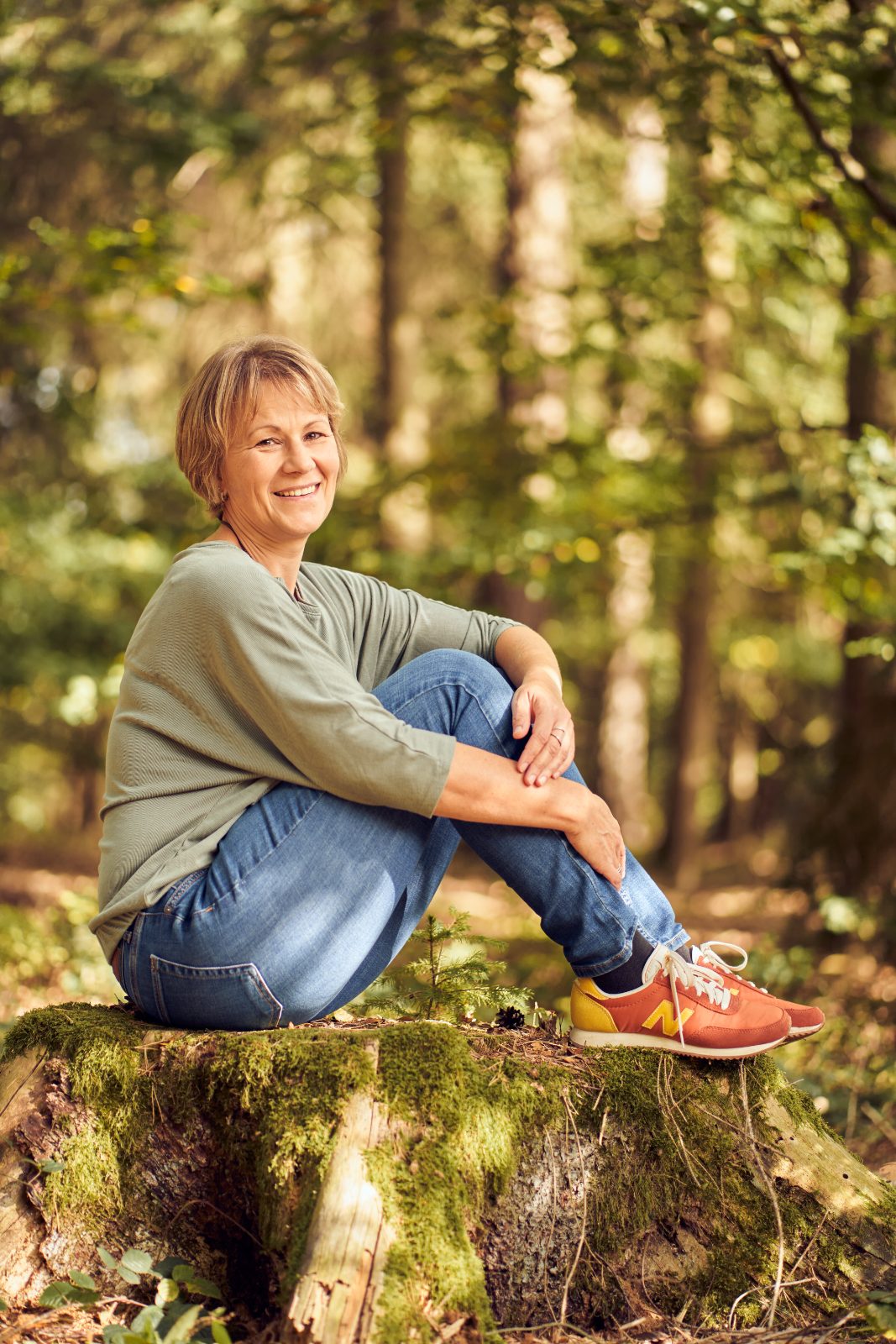 Daniela Beutlhauser in Stille unter einem Baum