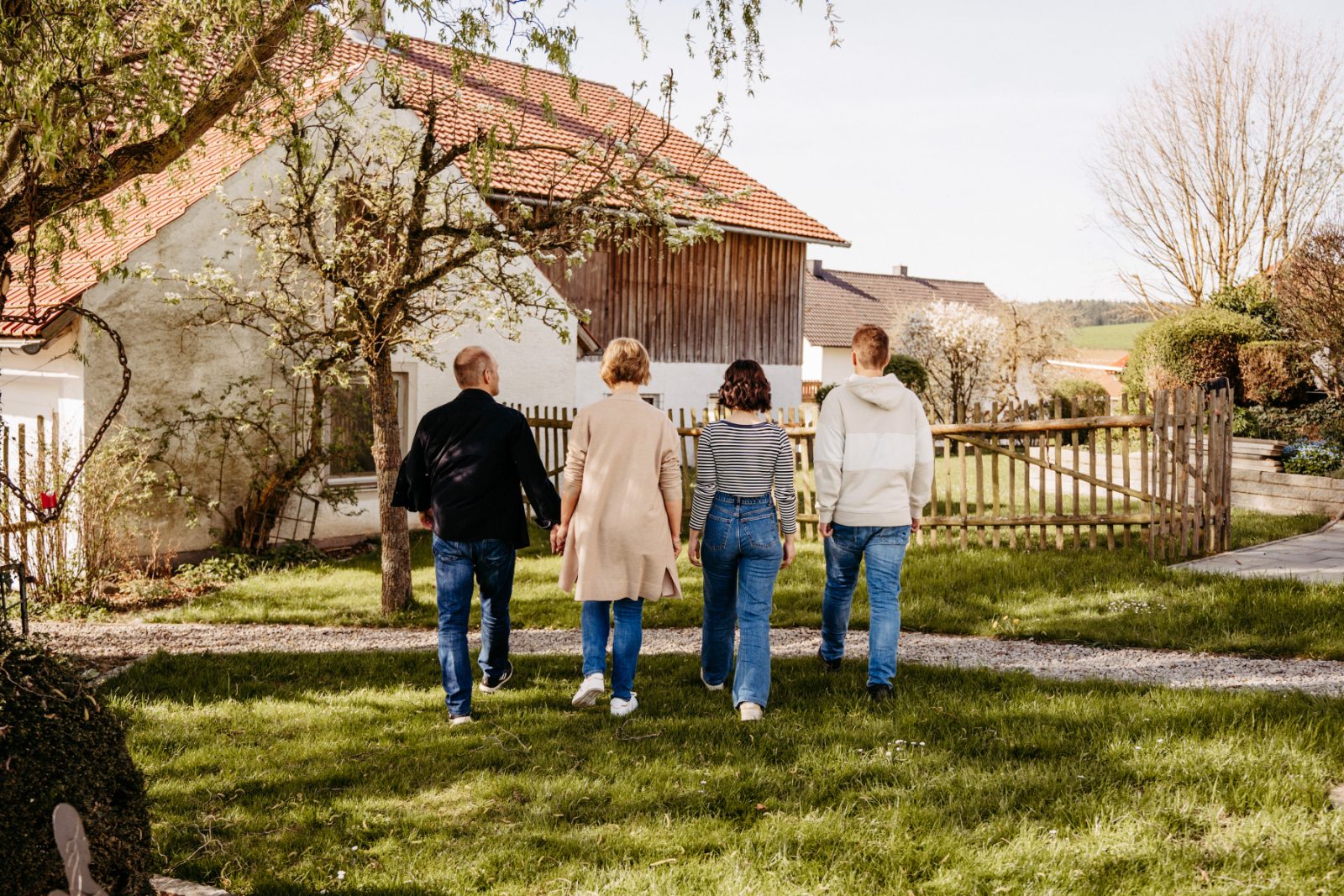 Familie Beutlhauser auf dem Weg zum Haus