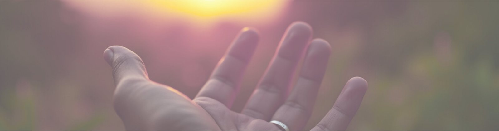 Offene Hand im Abendlicht